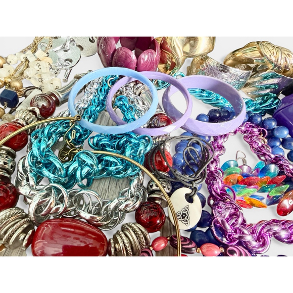 Huge Vintage Jewelry Lot 107 pcs Mixed Necklaces Bracelets Earrings Brooches - Picture 5 of 16